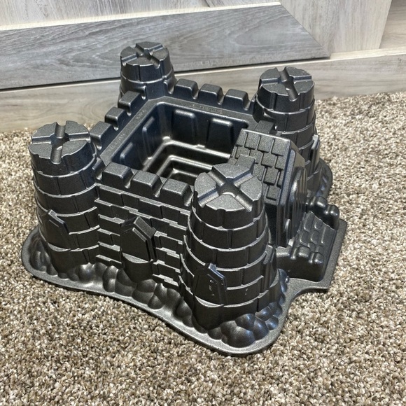 Nordic Ware Pro Cast Castle Bundt Pan - Picture 2 of 10